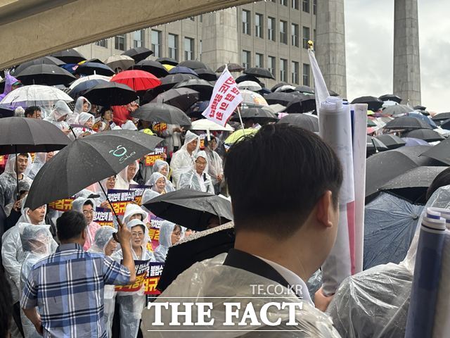 장대비가 내리던 지난 9월 4일 국민의힘은 당원들을 집결시켜 서울 여의도 국회 본관 앞 계단에서 특검 수사 규탄대회를 개최했다. /이하린 기자