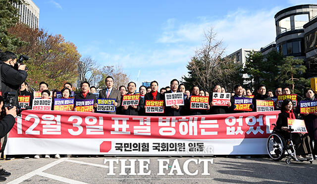 장동혁 국민의힘 대표와 송언석 국민의힘 원내대표를 비롯한 국민의힘 의원들이 2일 오후 서울 서초구 서울중앙지방법원 앞에서 열린 추경호 의원 구속심사 규탄대회에서 구호를 외치고 있다. /서예원 기자