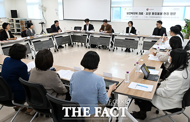 통합돌봄 현장 찾아 담당자 의견 듣는 이스란 차관(오른쪽).