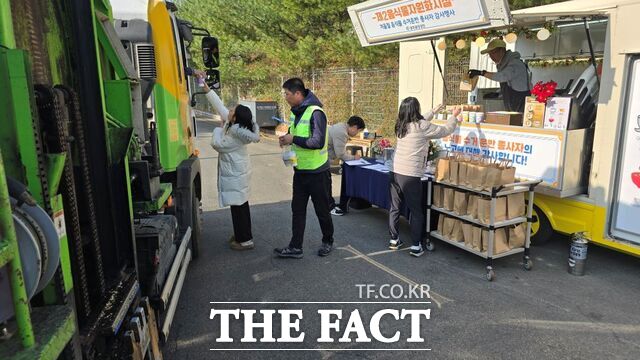 광주환경공단이 2일 음식물 수거·운반 종사자 210여 명을 대상으로 감사 행사와 반입 기준 준수 캠페인을 전개하고 있다./광주환경공단