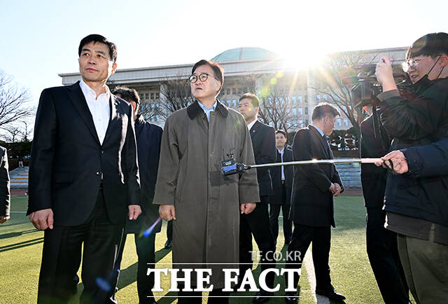 개혁신당이 우원식 국회의장의 12·3 비상계엄 사태 회고록 발간을 놓고 셀프 용비어천가라고 비판했다. 비상계엄령이 해제된 지난해 12월 4일 오전 우원식 국회의장이 서울 여의도 국회에서 파손된 시설을 살펴보고 있다. /배정한 기자