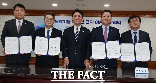 김민석 국무총리(가운데)는 2일 정부서울청사에서 기후에너지환경부(기후부), 서울특별시·인천광역시·경기도 4개 기관 간 수도권 생활폐기물 직매립 금지제도 시행을 위한 업무협약을 주재했다. 사진은 왼쪽부터 김태균 서울시 행정1부시장, 김동연 경기도지사, 김 총리, 유정복 인천시장, 김성환 기후에너지환경부 장관이다. /뉴시스