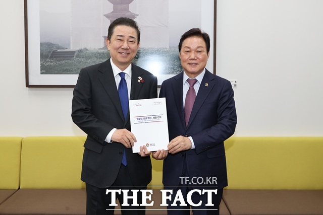 박완수(오른쪽) 경남도지사가 2일 국회를 방문해 김병기 더불어민주당 원내대표와 면담을 갖고 영호남상생법안의 조속한 제정을 요청했다. /경남도