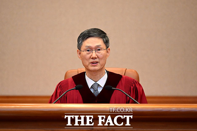 4월 4일 서울 종로구 헌법재판소 대심판정에서 윤석열 대통령 탄핵 심판 선고기일이 진행되고 있다. 사진은 문형배 헌법재판소장 권한대행. /사진공동취재단
