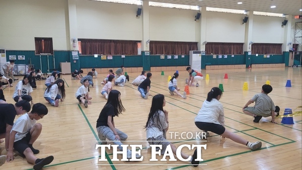 대덕구 보건소가 송촌동 다함께돌봄센터2호점에서 청소년들을 대상으로 튼튼새싹 건강교실을 운영, 놀이형 신체활동 교육을 진행하고 있다. /대덕구