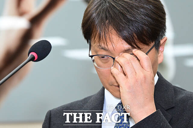 안경 고쳐쓰는 박대준 대표이사.