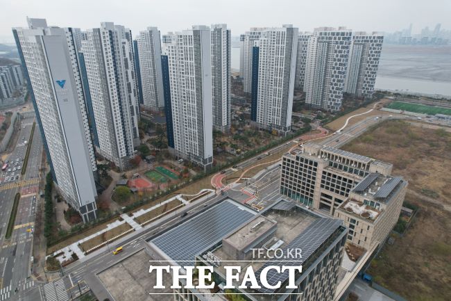 서울대 시흥캠퍼스와 아파트 사이 부지에 조성된 배곧 도시숲 전경. /시흥시