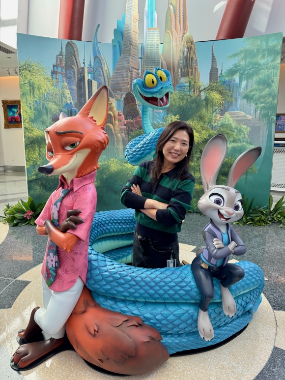 지난달 26일 개봉한 주토피아 2는 주디와 닉이 주토피아 시티를 발칵 뒤집어 놓은 미스터리한 파충류를 쫓기 위해 새로운 구역들에 잠입 수사를 떠나면서 벌어지는 이야기를 그린 작품이다. 사진은 이숙희 슈퍼바이저. /월트디즈니 컴퍼니 코리아