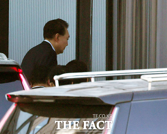 '내란 수괴 혐의'를 받는 윤석열 대통령이 1월 15일 오전 한남동 관저에서 체포돼 경기 과천시 고위공직자범죄수사처에서 조사를 받기 위해 이동하고 있다. /과천=박헌우 기자