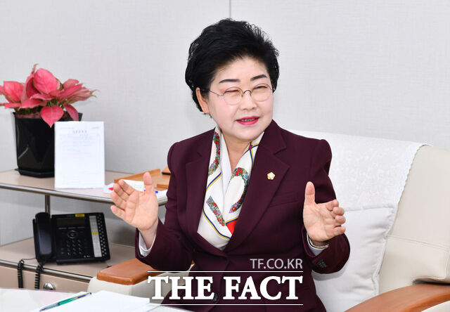 백인숙 여수시의회 의장이 지난달 28일 의장실에서 시민들과 의견을 나누고 있다. /여수시의회