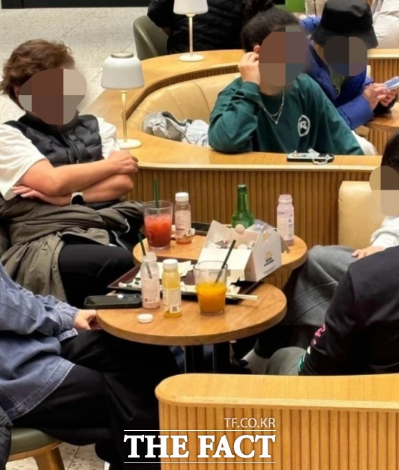 중국인 관광객들이 1일 경기도 양평군 소재 스타벅스 매장에서 테이블에 둘러앉아 이야기하고 있다. 테이블 위에는 소주병과 치킨 상자가 놓여 있다. /인스타그램 캡처