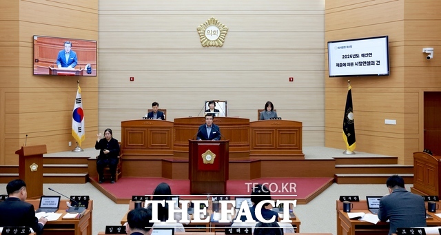 김동일 보령시장이 2일 열린 제271회 보령시의회 제2차 정례회에서 2026년도 시정 운영 방향과 예산안을 설명하며 연설하고 있다. /보령시