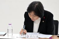  의료·요양 통합돌봄 사업 자료 살피는 이스란 차관 [포토]