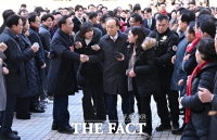  주호영 국회부의장 손 잡은 추경호 [포토]