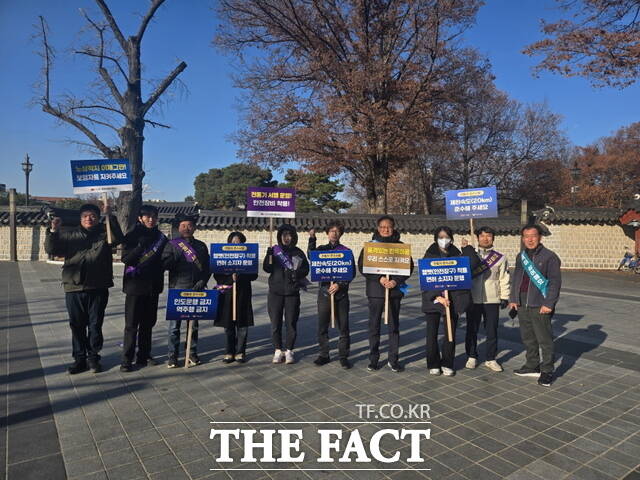 전주시는 3일 전주한옥마을 일원에서 전동차 대여업체와 이용자를 대상으로 전동차 안전운행 홍보활동에 나섰다. /전주시