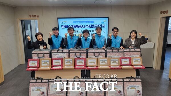 한국수자원공사 수자원관리처가 3일 법동종합사회복지관과 함께 온기를 채우는 따뜻한 겨울나기 활동을 진행하며 총 200만 원 상당의 내복과 전기장판을 기부했다. /법동종합사회복지관