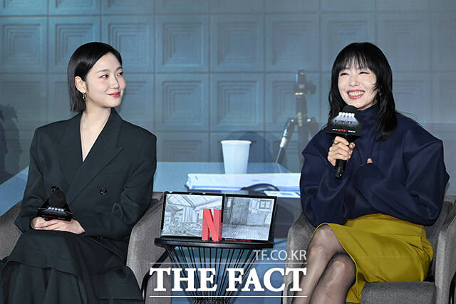 배우 전도연(오른쪽)이 3일 오후 서울 용산구 CGV 용산 아이파크몰에서 열린 넷플릭스 새 시리즈 자백의 대가 언론배급시사회 및 기자간담회에 참석해 인사말을 하고 있다. /서예원 기자