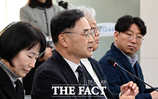 차정인 국가교육위원장(가운데)이 3일 오후 서울 종로구 정부서울청사에서 열린 대학입학제도 특별위원회 위촉식에 참석해 모두발언을 하고 있다. /임영무 기자