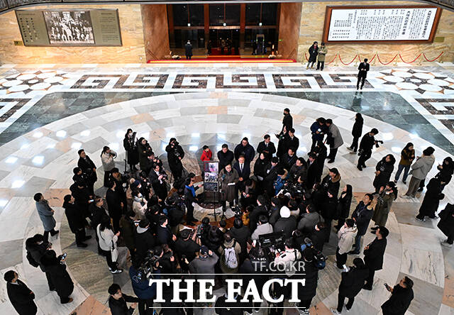 로텐더홀에 모인 시민들. /국회사진기자단