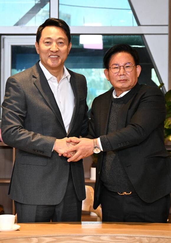 오세훈 시장 3일 오전 박강수 마포구청장을 만나 면담 전 기념사진을 촬영하고 있다. /서울시