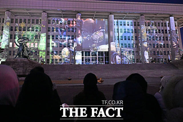 국회의사당 외벽에 재현되는 그날의 기억.