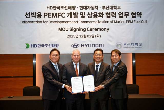 지난 2일 서울 영등포구 콘래드 호텔에서 진행된 선박용 수소연료전지 개발 및 상용화를 위한 다자간 업무협약(MOU) 체결식에서 참석자들이 기념사진을 촬영하고 있는 모습. (왼쪽부터) 현대자동차 R&D본부 전동화에너지솔루션담당 김창환 부사장, 현대차 HMG에너지&수소사업본부 켄 라미레즈 부사장, HD한국조선해양 미래기술연구원 장괄필 부사장, 부산대학교 박상후 대외전략부총장. /현대차