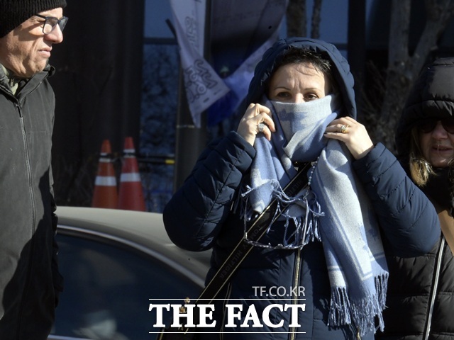3일 오후 서울 광화문 인근에서 모자와 머플러를 착용한 한 외국인 관광객이 이동을 하고 있다. 