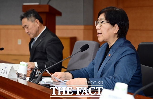 보건복지부는 국회를 통과한 2026년 예산이 137조4949억원으로 확정됐다고 3일 밝혔다. 올해 예산보다 12조원(9.6%) 가량 늘었다. 사진은 정은경 보건복지부 장관이 지난 11월 24일 오후 서울 종로구 정부서울청사 별관에서 열린 제6차 국민연금기금운용위원회 회의에 참석한 모습. /임영무 기자