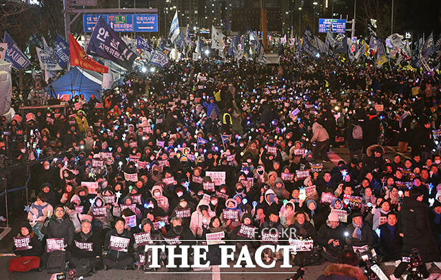 '12.3 내란외환 청산과 종식, 사회대개혁 시민 대행진'이 3일 오후 서울 여의도 국회 앞에서 열린 가운데 시민들이 구호를 외치고 있다. /박헌우 기자