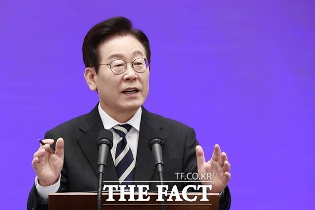 국토교통부 내년 예산이 올해 본예산보다 8.0% 증가한 62조8000억원으로 최종 확정됐다. 역대 최대 규모다. 사진은 이재명 대통령이 3일 청와대 영빈관에서 열린 '새롭게 선 민주주의, 그 1년' 외신 기자회견에서 질문에 답변하고 있다. /뉴시스