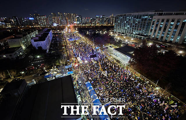 '12.3 내란외환 청산과 종식, 사회대개혁 시민 대행진'이 3일 오후 서울 여의도 국회 앞에서 열린 가운데 시민들이 구호를 외치고 있다. /박헌우 기자