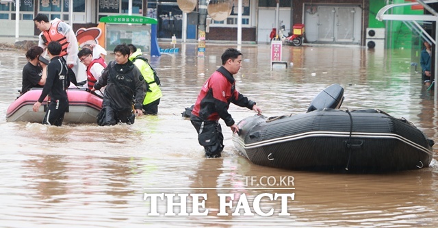 의령군은 지난 7월 극한 호우 속에서도 선제적 대응으로 인명피해 0을 기록했다. 대의면 수해 현장 구조 활동 모습. /의령군
