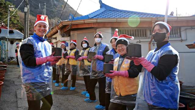 고려아연은 지난 2일 서울 노원구 상계 3·4동 일대에서 고려아연과 대한적십자사가 함께하는 2025 사랑의 연탄 나눔 행사를 진행했다. /고려아연