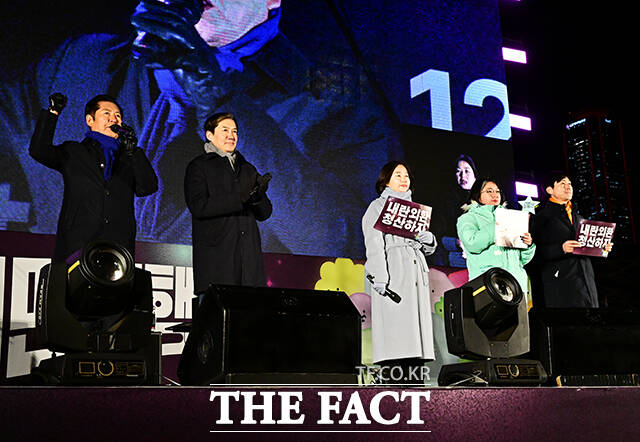 단상에 올라 발언하는 정청래 더불어민주당 대표. 왼쪽부터 정 대표, 조국 조국혁신당 대표, 김재연 진보당 상임대표, 용혜인 기본소득당 대표, 한창민 사회민주당 대표.