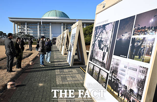 '12.3 비상계엄 해제 1주년 기념 사진전'이 3일 오전 서울 여의도 국회에서 열린 가운데 시민들이 사진을 관람하고 있다. /국회=박헌우 기자