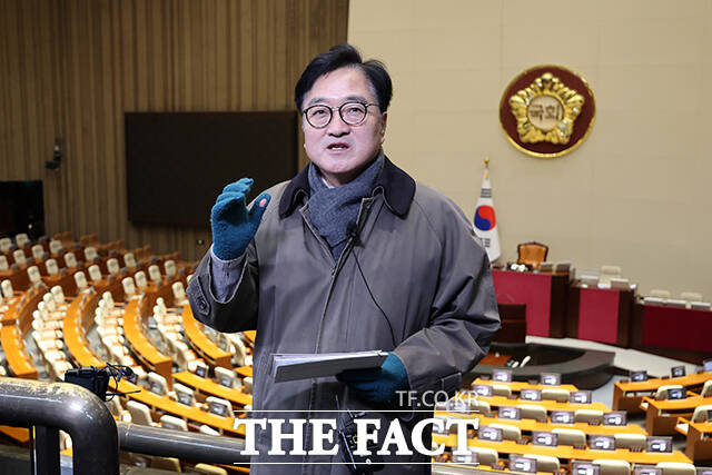 시민들과 함께 계엄 해제 표결을 이뤄낸 본회의장을 돌아보고 있다. /국회사진기자단