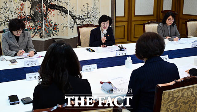 원민경 성평등가족부 장관이 3일 오전 서울 종로구 정부서울청사에서 열린 금융분야 여성 임원 현장 소통 간담회에 참석해 모두발언을 하고 있다. /임영무 기자