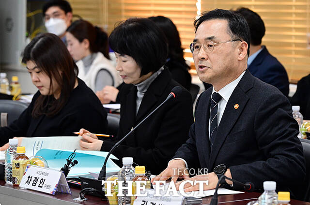 차정인 국가교육위원장(가운데)이 3일 오후 서울 종로구 정부서울청사에서 열린 대학입학제도 특별위원회 위촉식에 참석해 모두발언을 하고 있다. /임영무 기자