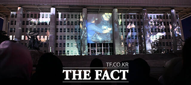 계엄군과 국회의 충돌 담은 미디어파사드.