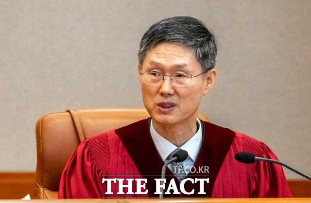 문형배 헌법재판소장 직무대행이 지난 4월 4일 헌법재판소에서 윤석열 대통령 탄핵심판 선고를 하고 있다. /더팩트 DB