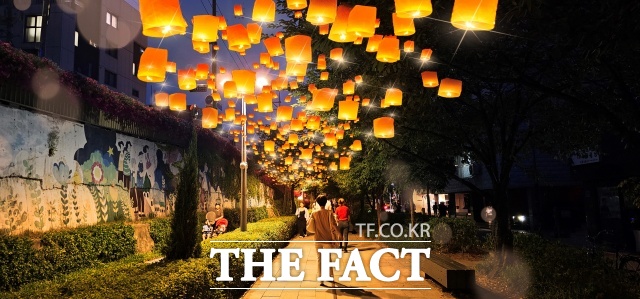 서울 노원구(구청장 오승록)는 연말을 맞아 내년 2월까지 경춘선 공릉숲길과 수락산 디자인거리에 ‘빛의 거리’를 조성한다고 3일 밝혔다. 지난해 운영된 2024 경춘선공릉숲길 빛의거리 풍등 모습/ 노원구