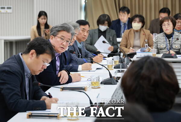 정용래 대전 유성구청장이 3일 오전 확대간부회의를 주재하고 있다. /대전 유성구