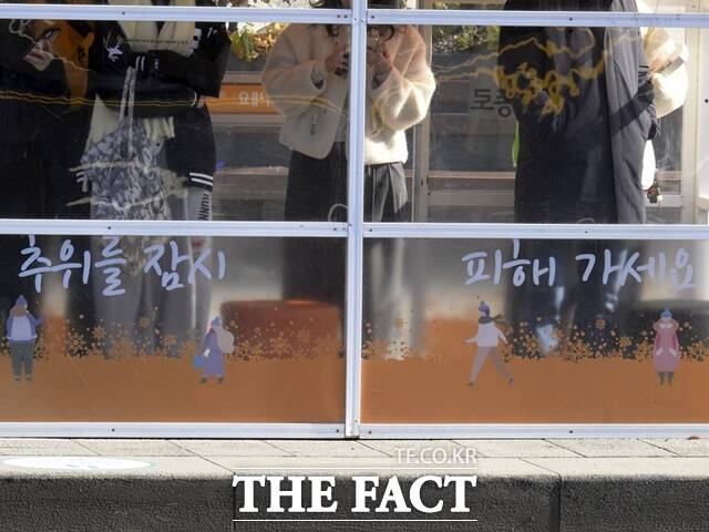 서울의 낮 최고기온이 영하 3도에 머무르는 등 한겨울 날씨가 찾아온 3일 서울 종로구 광화문 인근에서 시민들이 버스를 기다리고 있다. /송호영 기자