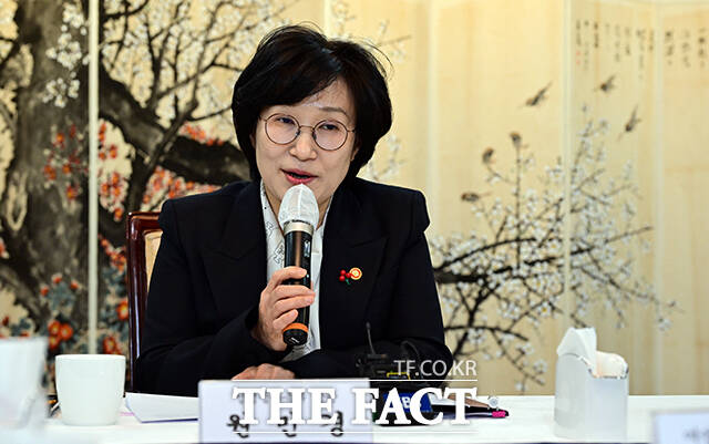 원민경 성평등가족부 장관이 3일 오전 서울 종로구 정부서울청사에서 열린 금융분야 여성 임원 현장 소통 간담회에 참석해 모두발언을 하고 있다. /임영무 기자