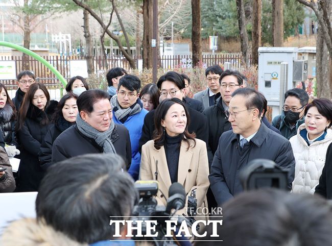 (왼쪽부터) 최대호 안양시장, 이재정 의원, 김윤덕 국토부 장관이 평촌신도시 선도지구 현장 점검을 하고 있다. /안양시