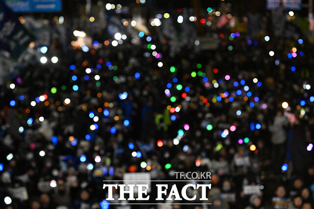 '12.3 내란외환 청산과 종식, 사회대개혁 시민 대행진'이 3일 오후 서울 여의도 국회 앞에서 열린 가운데 시민들이 구호를 외치고 있다. /박헌우 기자