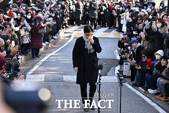 한동훈 전 국민의힘 대표가 3일 오후 서울 여의도 국회에서 기자회견을 열고 계엄에 대해 사과하고 있다. /국회=박헌우 기자