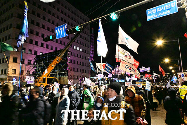 '12.3 내란외환 청산과 종식, 사회대개혁 시민 대행진'이 3일 오후 서울 여의도 국회 앞에서 열린 가운데 시민들이 행진을 하고 있다. /국회=배정한 기자