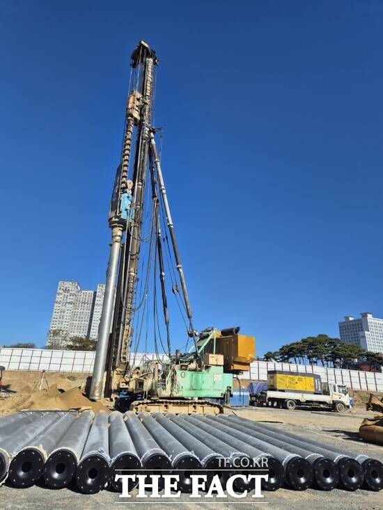 초록광장 주차타워 건축을 위해 파일을 타공하는 모습. /서산시.