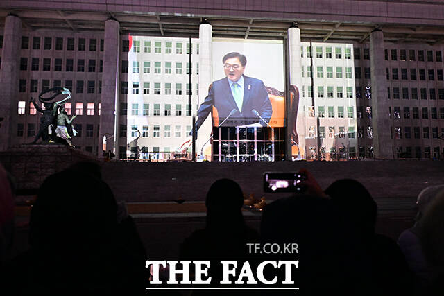 계엄령 해제 선포하는 우원식 국회의장.